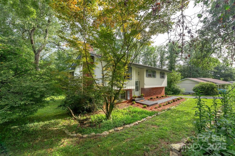 Property image 5 of 402 Comet Drive in Terrace Gardens, Hendersonville, NC 28791