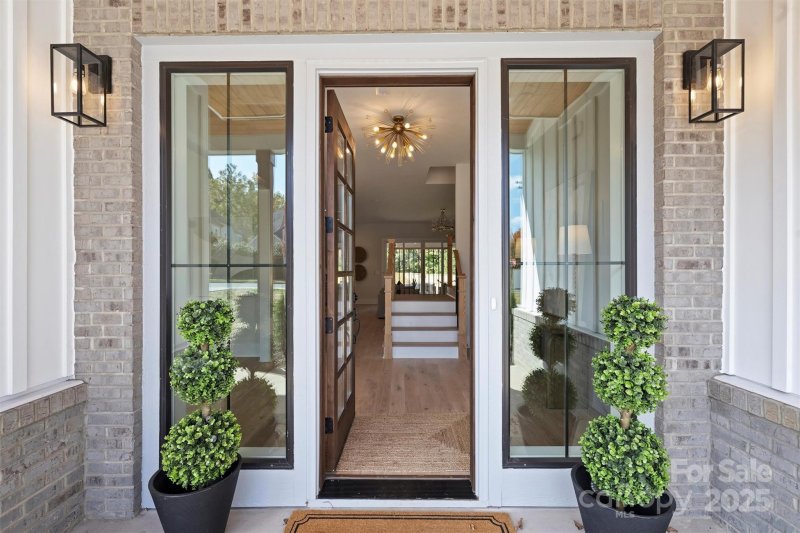 Property image 2 of 571 Lyttleton Drive in Cotswold, Charlotte, NC 28211