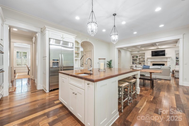 Property image 4 of 946 Laurel Creek Lane in Laurel Hill, Charlotte, NC 28211