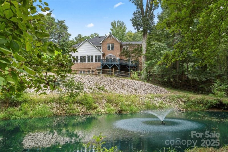 Property image 2 of 1281 Lurecliff Place in Clifflure Estates, Fort Mill, SC 29708