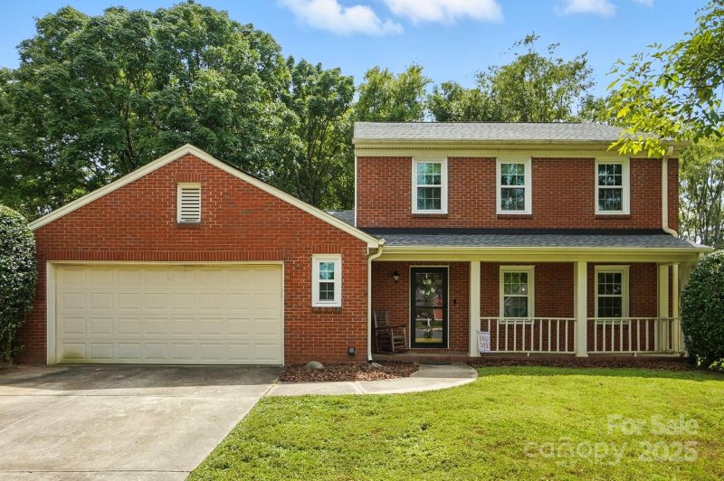 Colony Woods, Charlotte Community