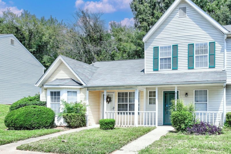 Property image 2 of 6129 Windsor Gate Lane in Windsor Grove, Charlotte, NC 28215