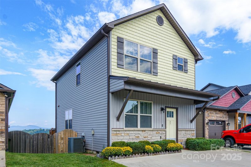 Property image 2 of 31 Harrelson Lane in Sycamore Cottages, Fletcher, NC 28732