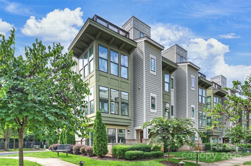 Property image 2 of 220 Uptown West Drive in Wesley Heights, Charlotte, NC 28208