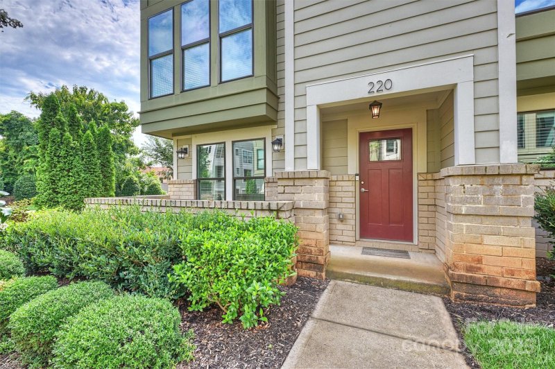 Property image 3 of 220 Uptown West Drive in Wesley Heights, Charlotte, NC 28208