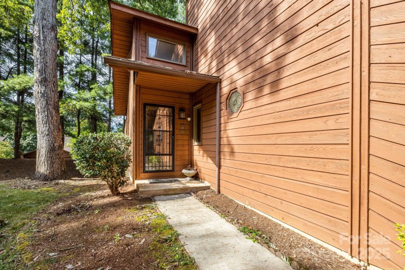 Property image 3 of 402 Woodfield Drive in Woodfield, Asheville, NC 28803