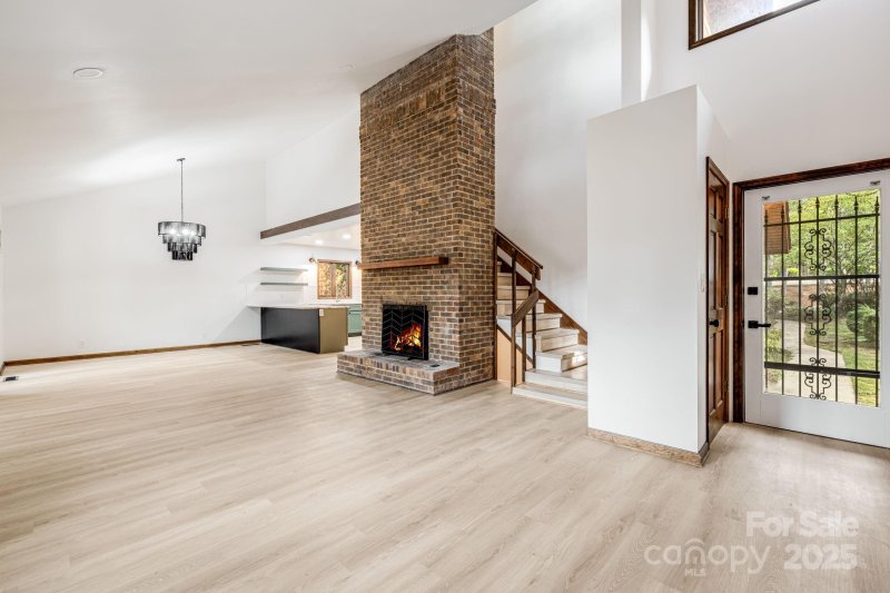 Property image 4 of 402 Woodfield Drive in Woodfield, Asheville, NC 28803