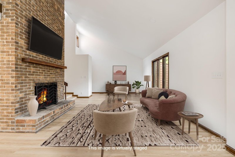 Property image 5 of 402 Woodfield Drive in Woodfield, Asheville, NC 28803