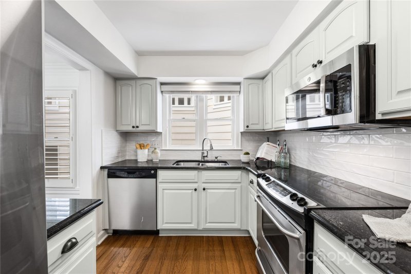 Property image 4 at 2715 Selwyn Avenue, Charlotte, NC 28209