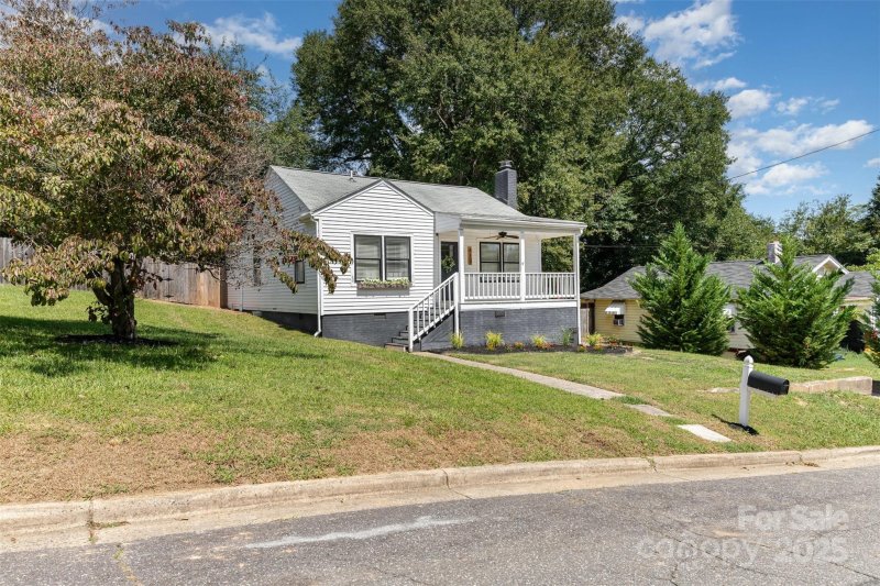 Property image 2 at 412 E Walnut Avenue, Gastonia, NC 28054
