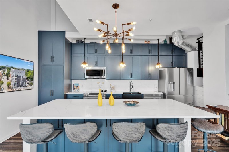 Fat City Condominium, Charlotte Community