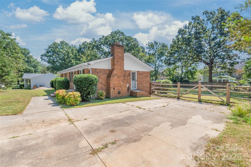 Property image 2 of 15350 Catawba Circle in Cherokee Woods, Matthews, NC 28104