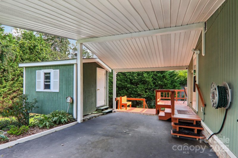 Property image 5 of 226 Cranbrook Circle in Cumberland Village, Hendersonville, NC 28792