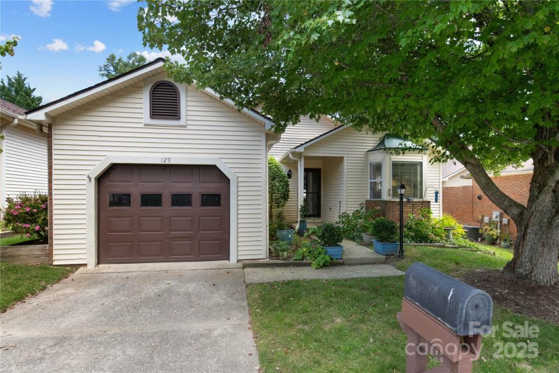 Property image 3 of 129 Exeter Court in Plantation Walk, Hendersonville, NC 28791