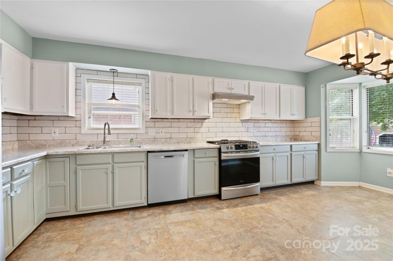 Property image 4 of 129 Exeter Court in Plantation Walk, Hendersonville, NC 28791