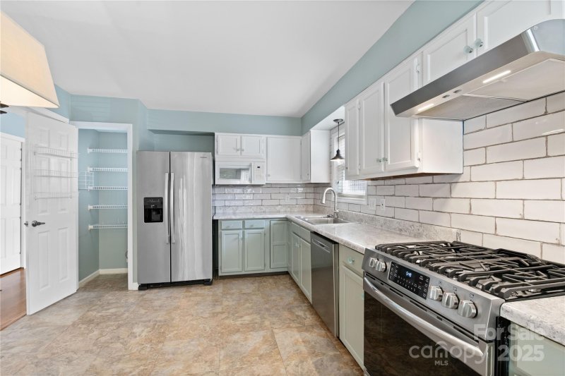 Property image 5 of 129 Exeter Court in Plantation Walk, Hendersonville, NC 28791