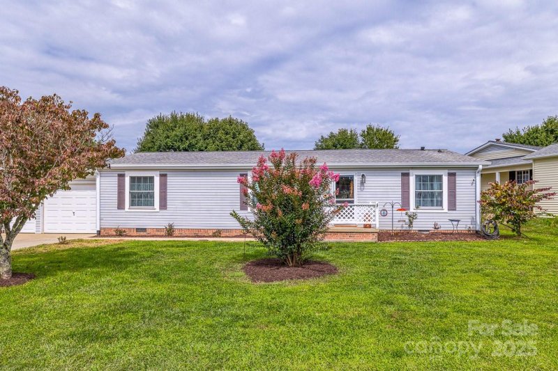 Property image 2 of 445 Riverwind Drive in Riverwind, Hendersonville, NC 28739