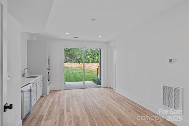 Property image 5 of 211 Keswick Avenue in Lockwood, Charlotte, NC 28206