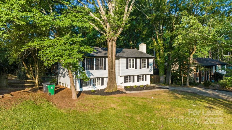 Property image 2 of 323 Regency Drive in Waverly Hall, Charlotte, NC 28211