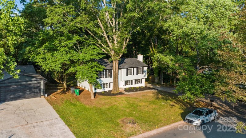 Property image 3 of 323 Regency Drive in Waverly Hall, Charlotte, NC 28211