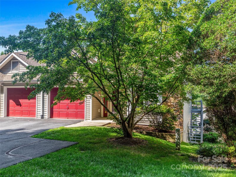 Property image 2 of 725 N Park Place in Laurel Park Place, Hendersonville, NC 28791