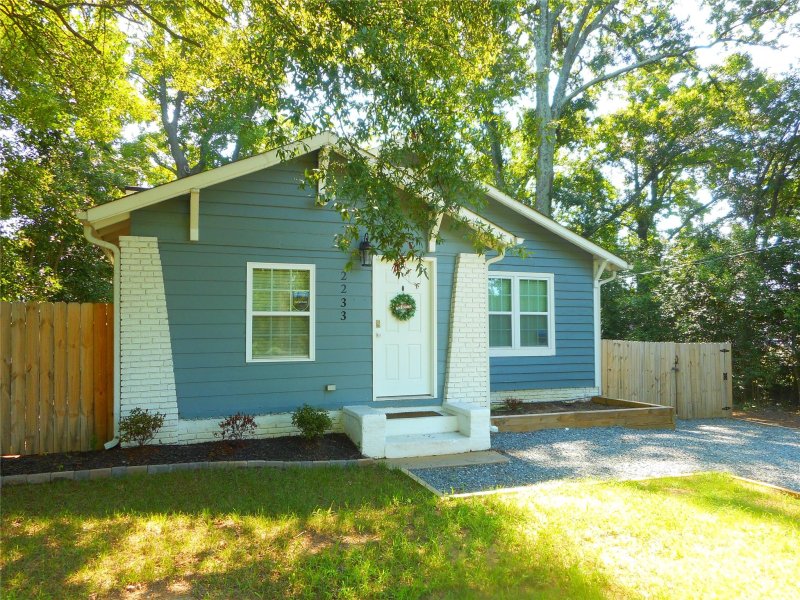 Property image 2 of 2233 Highland Street in Marsh Estates, Charlotte, NC 28208