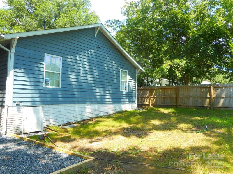 Property image 5 of 2233 Highland Street in Marsh Estates, Charlotte, NC 28208