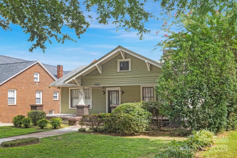 Property image 2 of 209 Grandin Road in Wesley Heights, Charlotte, NC 28208