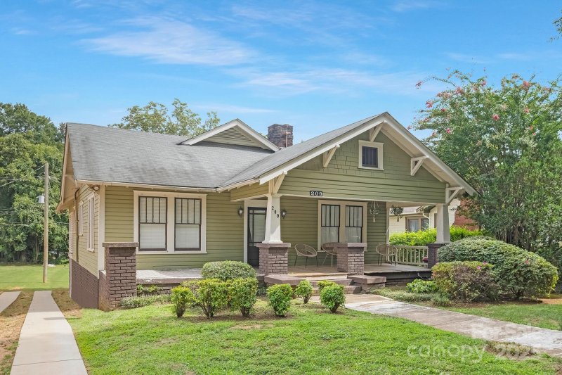 Property image 3 of 209 Grandin Road in Wesley Heights, Charlotte, NC 28208