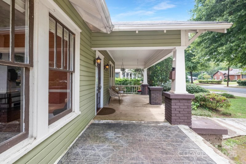 Property image 4 of 209 Grandin Road in Wesley Heights, Charlotte, NC 28208