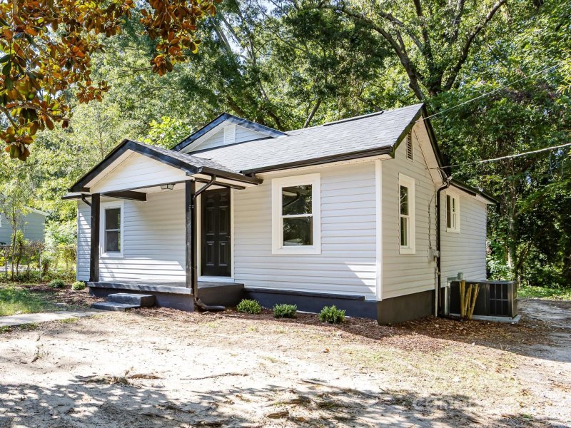 Property image 3 of 1506 Lake Street in Jenkins Heights, Gastonia, NC 28052