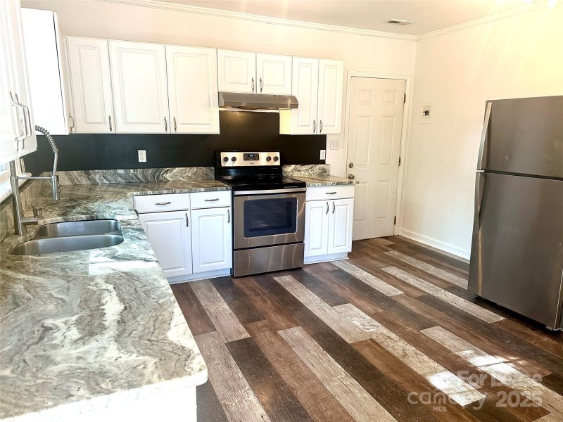 Property image 2 at 900 Everett Place, Charlotte, NC 28205