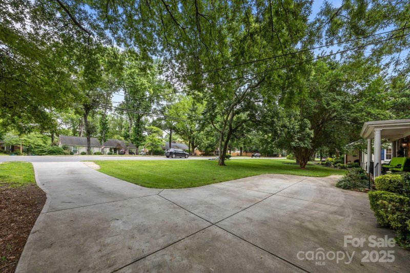 Property image 3 of 5640 Sharon Road in Beverly Woods, Charlotte, NC 28210