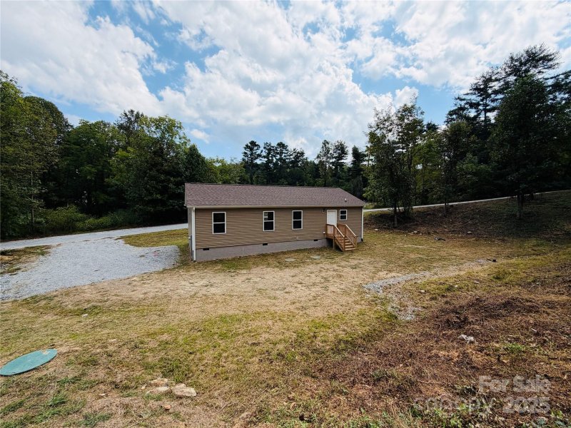 Property image 2 of 204 Oscelake Way in Leonis Mountain Lake Homes, Hendersonville, NC 28739