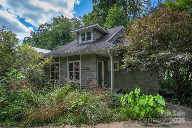 Property image 2 of 19 Castle Street in Kenilworth, Asheville, NC 28803