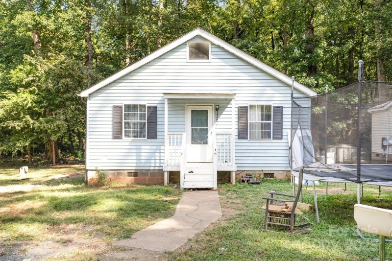 Property image 2 of 3631 Durham Lane in Trexler Acres, Charlotte, NC 28269