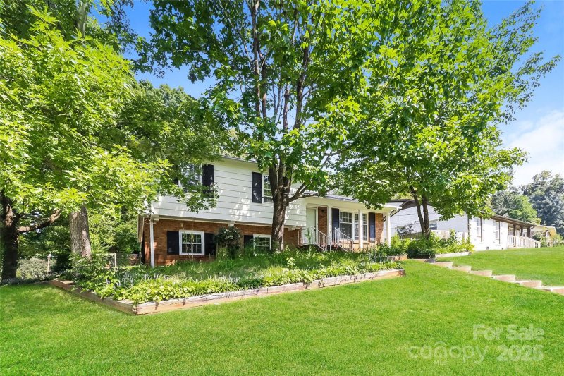 Property image 2 of 1501 Lanewood Place in Westchester, Charlotte, NC 28208