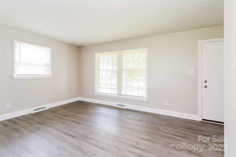 Property image 3 of 1501 Lanewood Place in Westchester, Charlotte, NC 28208
