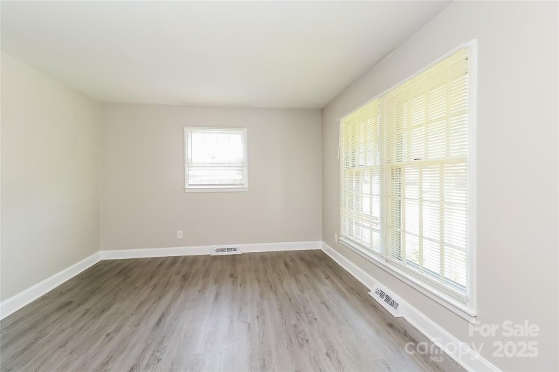 Property image 4 of 1501 Lanewood Place in Westchester, Charlotte, NC 28208