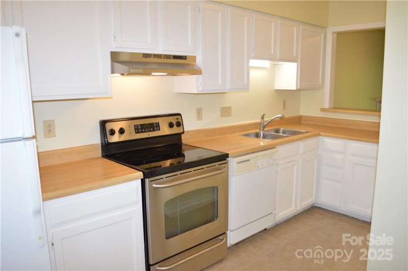 Property image 3 of 2929 Heathstead Place in Heathstead, Charlotte, NC 28210