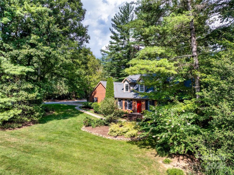 Property image 3 of 2 White Rock Court in Glen Cove, Arden, NC 28704