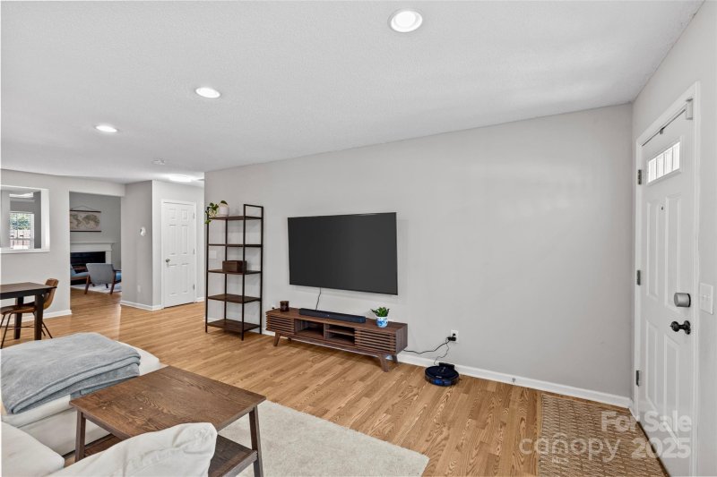 Property image 4 at 10127 University Park Lane, Charlotte, NC 28213