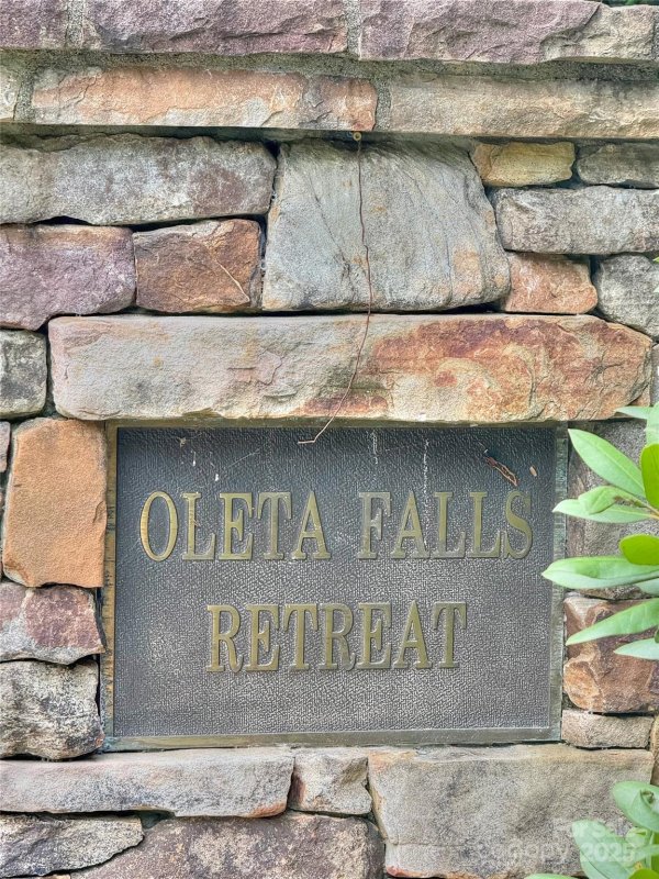 Property image 5 of 110 Stone Valley Way in Oleta Falls, Hendersonville, NC 28792