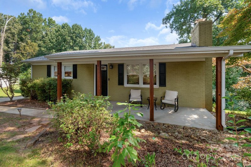 Property image 2 of 1116 Westover Circle in Westover, Rock Hill, SC 29732