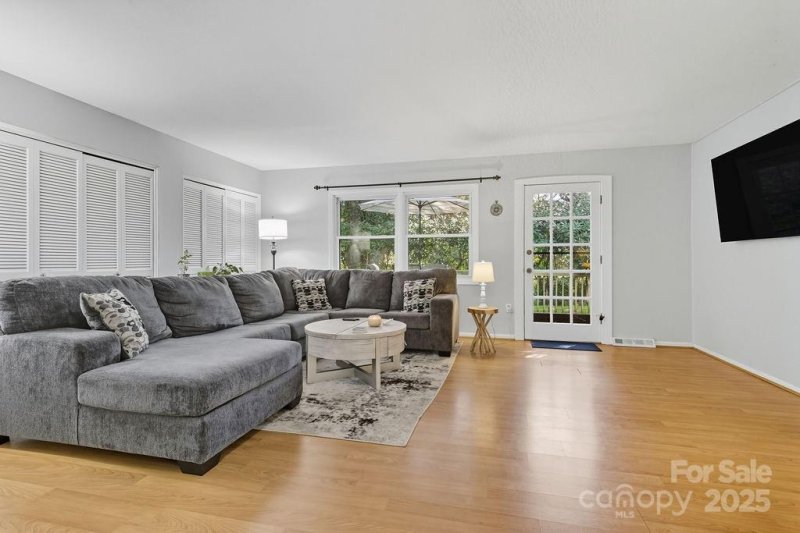 Property image 4 of 2 Fernbrook Place in Beaverdam, Asheville, NC 28804