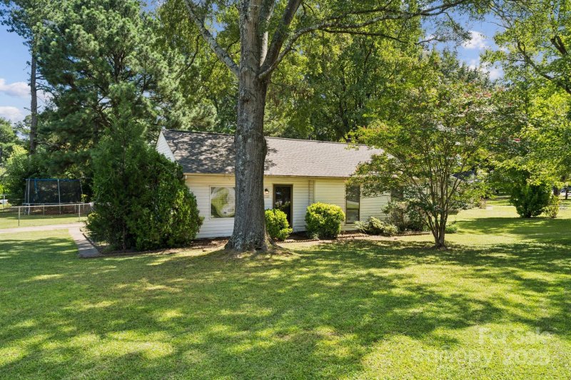 Property image 2 of 6520 Snow Bird Lane in Hickory Ridge, Charlotte, NC 28227