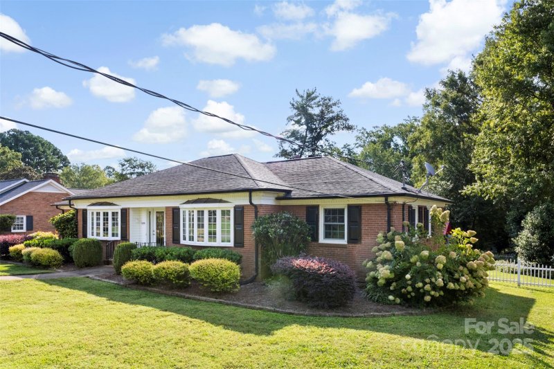 Property image 2 of 528 Holiday Road in Gardner Park, Gastonia, NC 28054