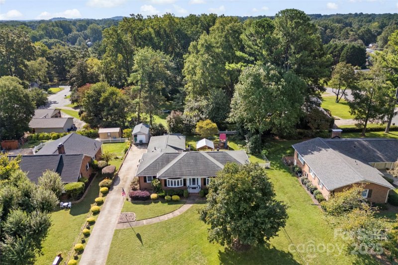 Property image 3 of 528 Holiday Road in Gardner Park, Gastonia, NC 28054