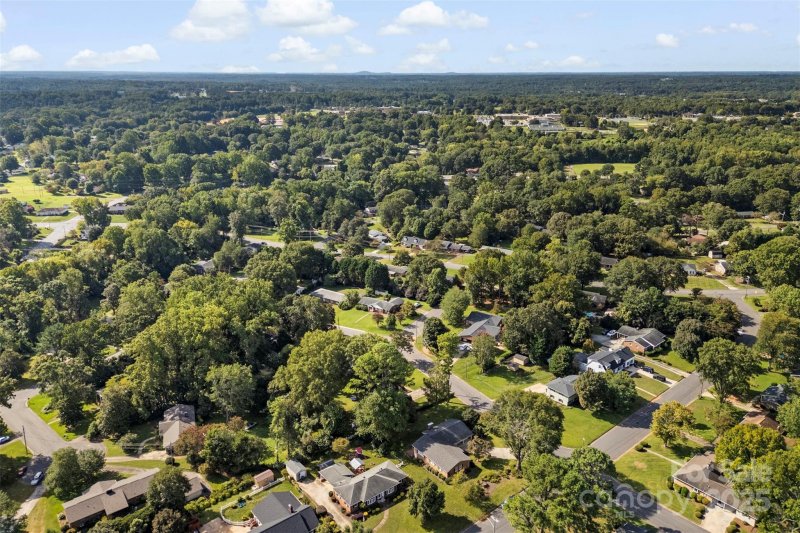 Property image 5 of 528 Holiday Road in Gardner Park, Gastonia, NC 28054