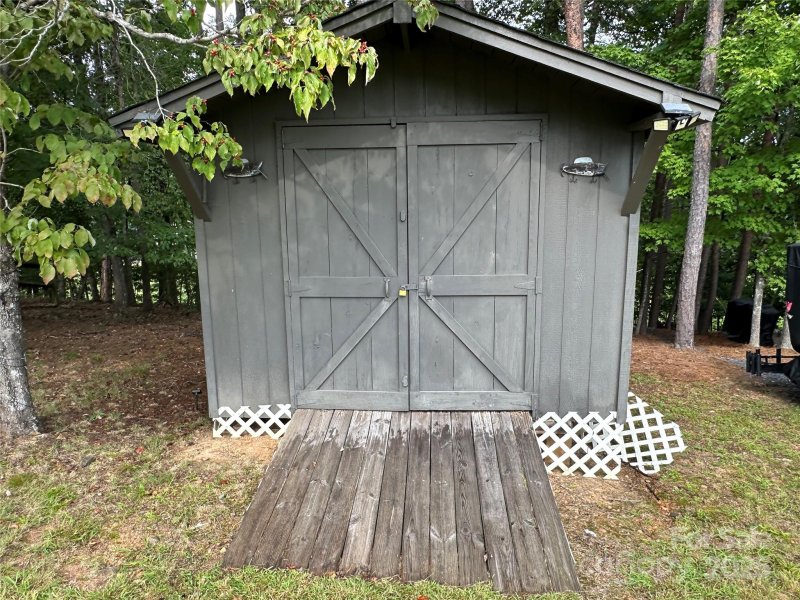 Property image 5 of 117 Cardinal Avenue in Badin Shores Resort, New London, NC 28127